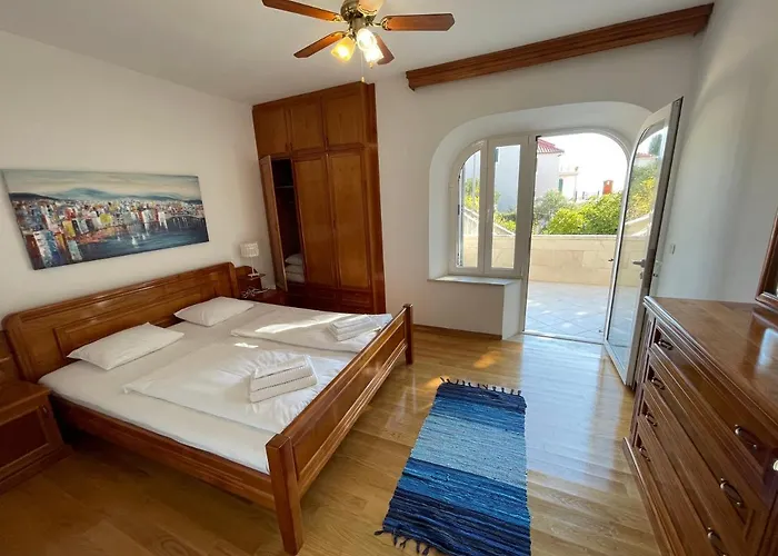 Luxury Seaside With A Classic Mediterranean Olive Garden, A Fully Equipped Professional Kitchen, Pool, Sauna, Padle Boards And Canoe - Miolin House Trogir