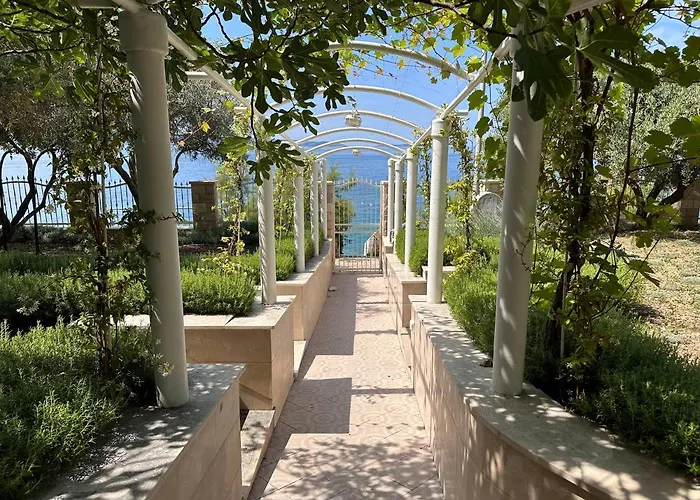 Villa Luxury Seaside With A Classic Mediterranean Olive Garden, A Fully Equipped Professional Kitchen, Pool, Sauna, Padle Boards And Canoe - Miolin House