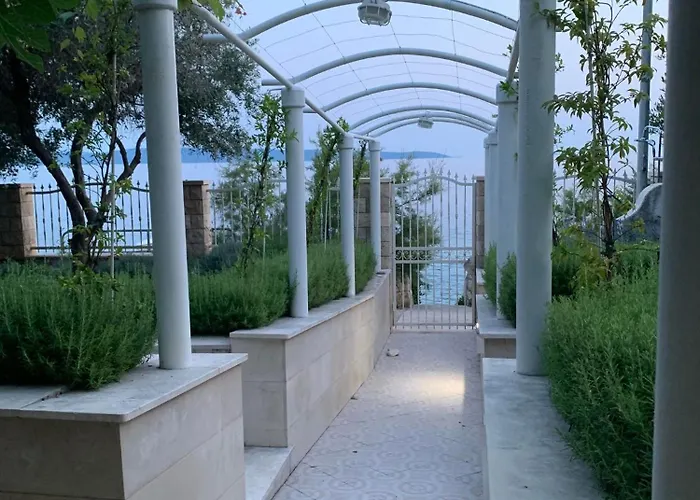 Luxury Seaside With A Classic Mediterranean Olive Garden, A Fully Equipped Professional Kitchen, Pool, Sauna, Padle Boards And Canoe - Miolin House